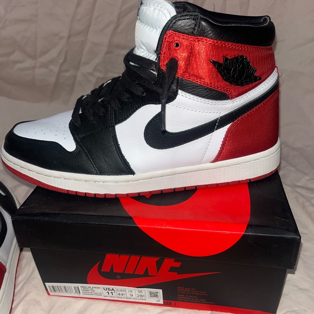 AIR JORDAN 1 RETRO HIGH SATIN BLACK TOE WMNS 11.5 MENS 10